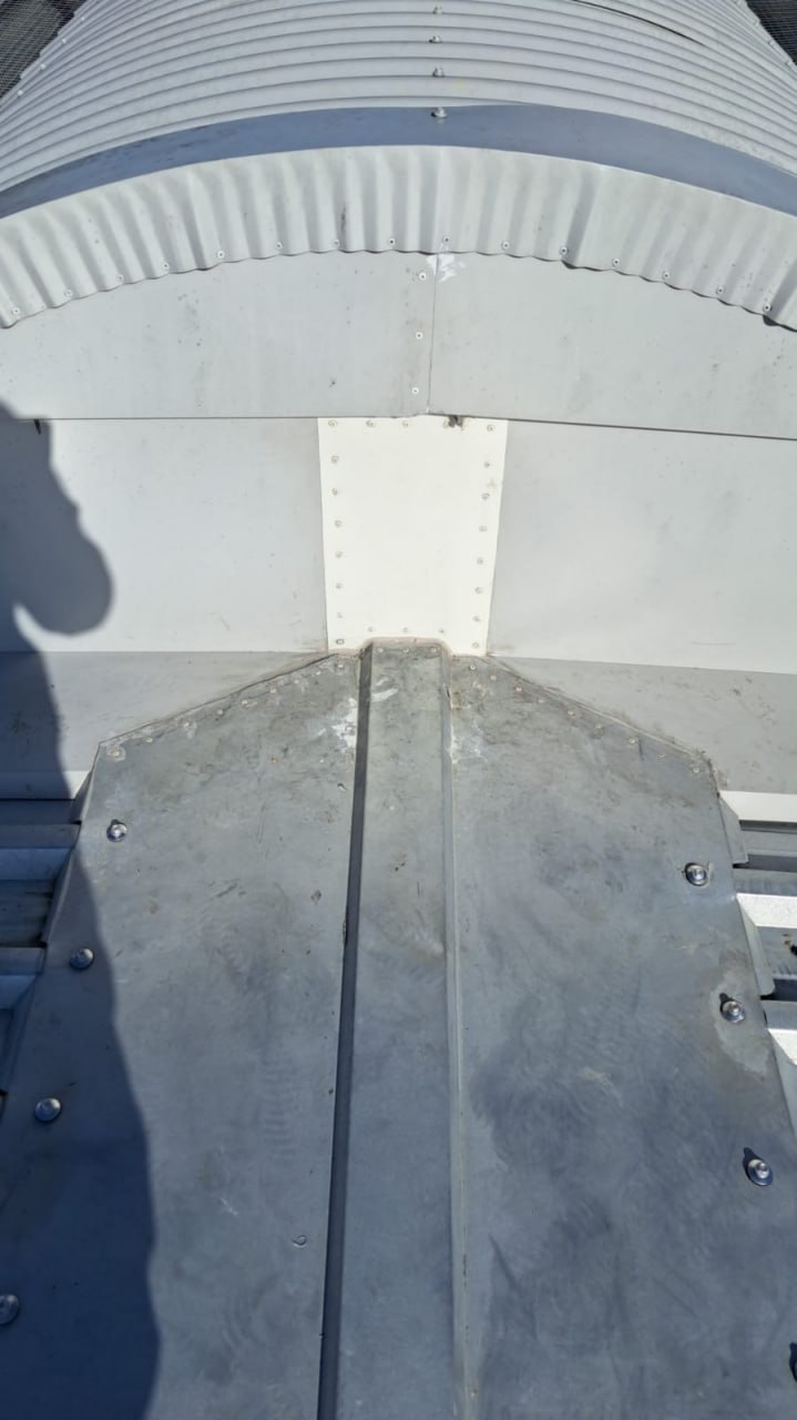 Flashing collar around roof penetration