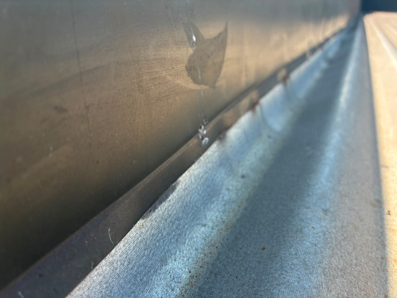Membrane separation at parapet wall junction
