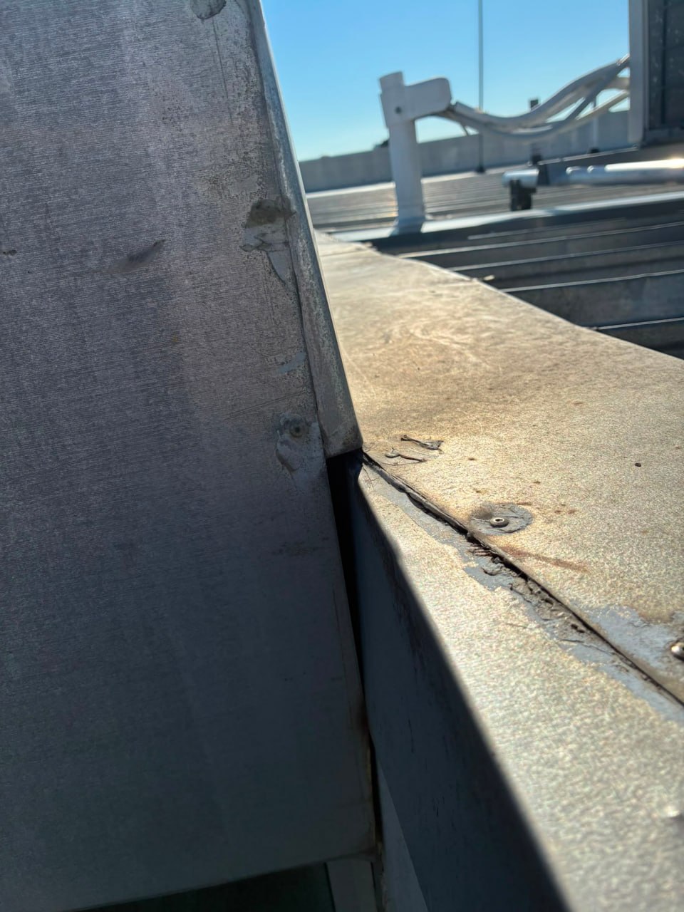 Roof membrane delamination at the parapet edge